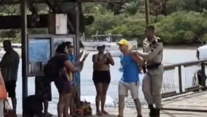 Turista é preso por chamar trabalhadores de 'macacos' na Bahia