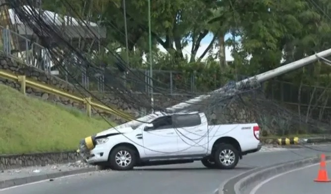 Carro bate em poste e interdita trânsito na Avenida São Rafael