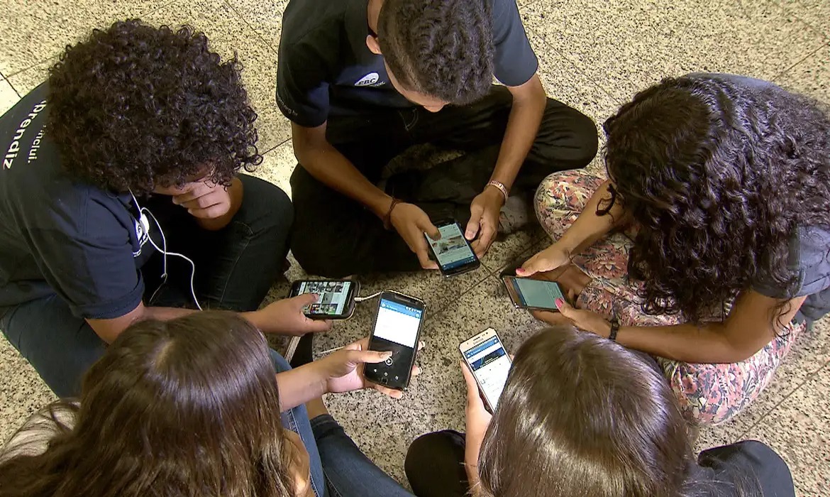 Deputados aprovam proibir uso de celular nas escolas de SP