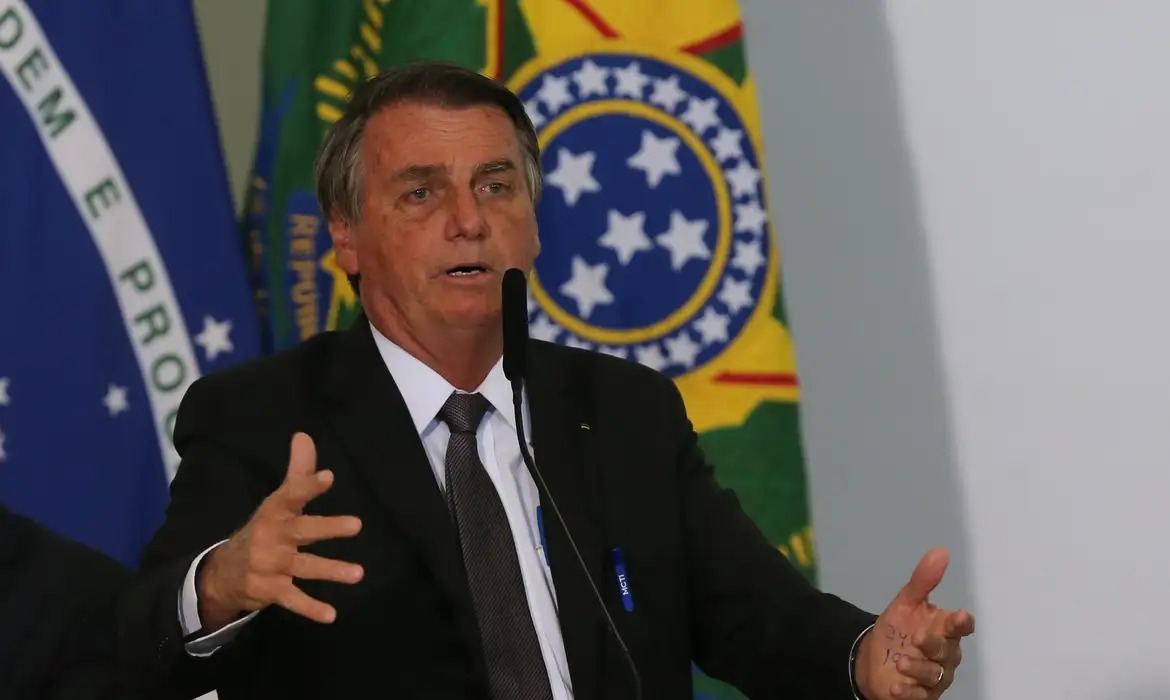 'Nunca debati golpe com ninguém', diz Bolsonaro