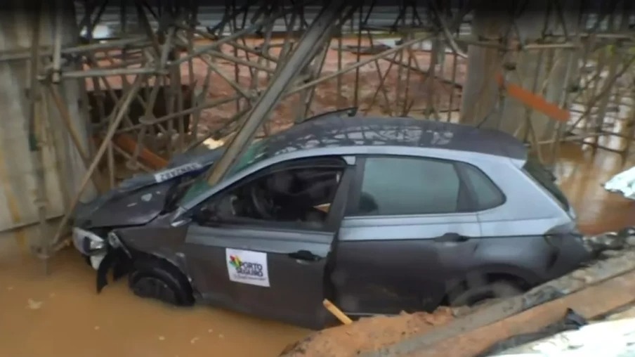 Carro da prefeitura de Porto Seguro cai em canteiro de obras na região do Acesso Norte