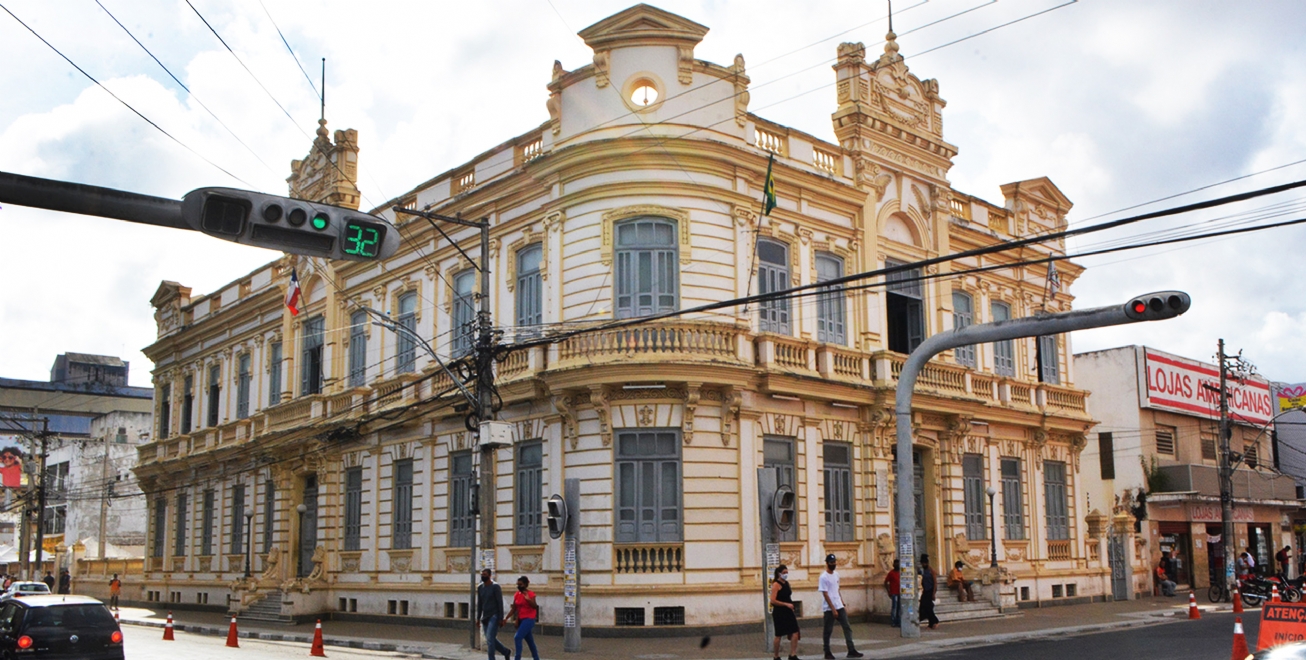 Prefeitura de Feira de Santana suspende pagamento de horas extras e férias de servidores