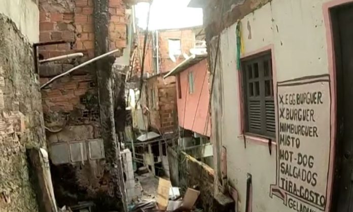 Marquise de residência desaba no bairro Acupe de Brotas