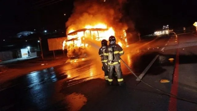 Incêndio destrói ônibus com 46 estudantes em Jequié