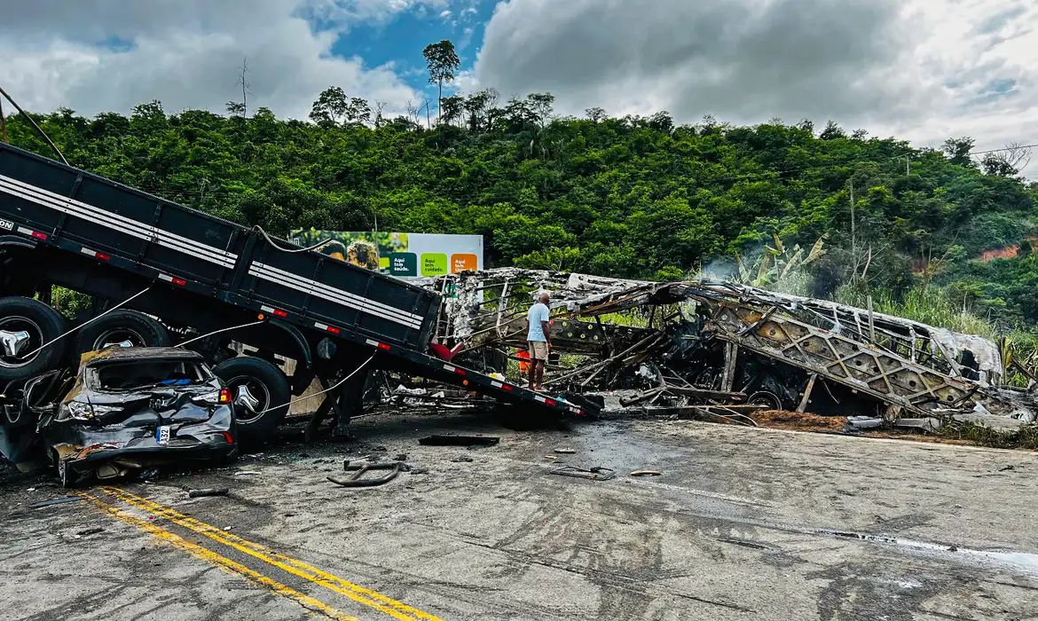 Motorista de caminhão envolvido em tragédia na BR-116 se apresenta à polícia; CNH estava suspensa desde 2022  