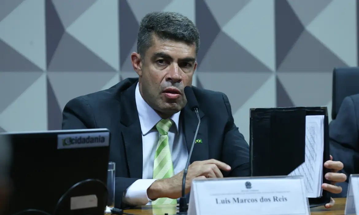 Moraes autoriza ex-ajudante de Bolsonaro preso a ir a enterro do pai 