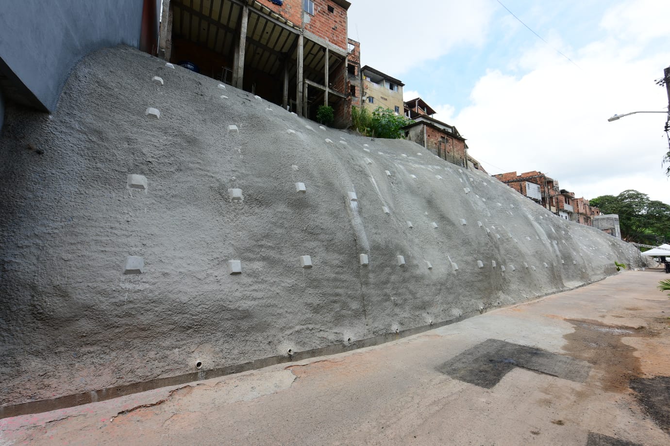 Primeira obra inaugurada pela Prefeitura em 2025, contenção de encosta garante segurança a famílias em Tancredo Neves