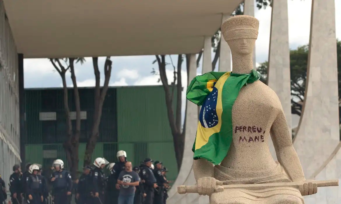 Mulher que pichou estátua em frente ao STF pede desculpas ao ministro Alexandre de Moraes