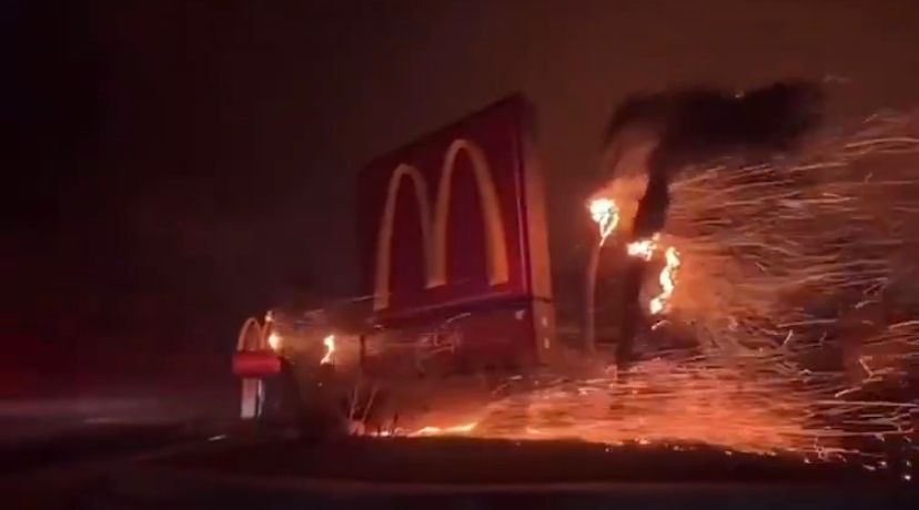 Incêndios devastam Los Angeles: milhares de evacuados e casas destruídas