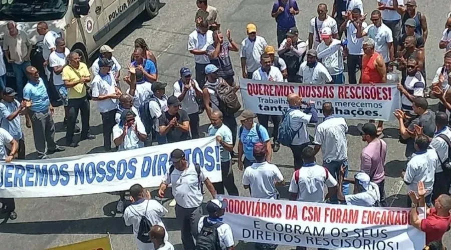 Ex-funcionários bloqueiam avenida em Salvador e reivindicam direitos trabalhistas