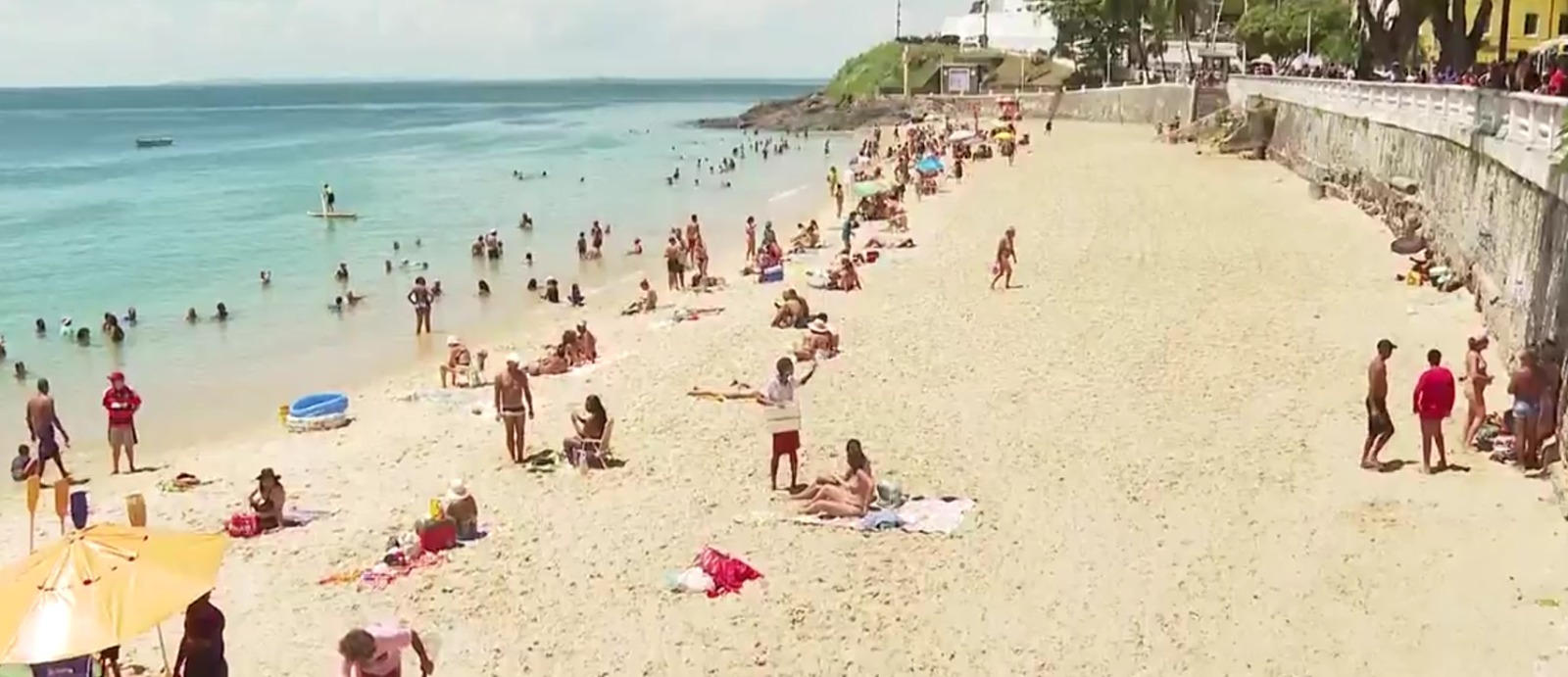 Protesto de ambulantes deixa praia do Porto da Barra sem cadeiras e sombreiros