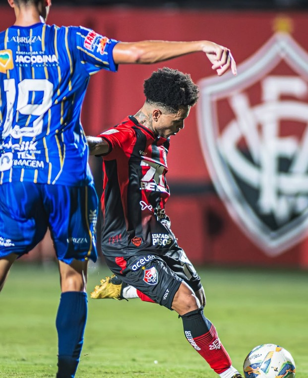 Vitória goleia Jacobina e segue líder isolado do Baianão