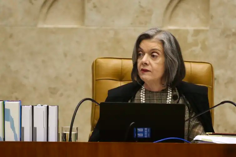 Cármen Lúcia rejeita pedido de Bolsonaro para anular investigação sobre suposta fraude no cartão vacinal