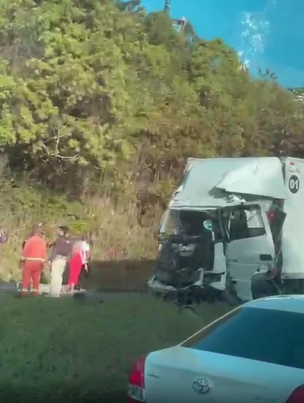 Grave acidente na BR-324 deixa motociclista morto e provoca congestionamento de 12 km