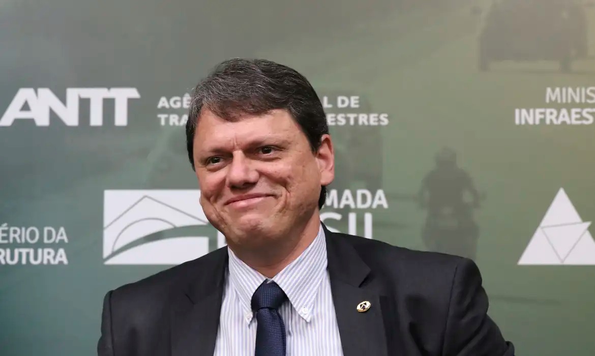 Tarcísio critica governo Lula e reafirma apoio a Bolsonaro para 2026