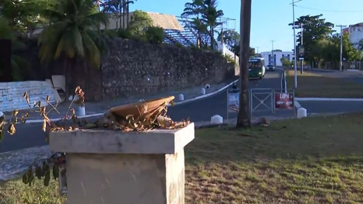 Busto de Simón Bolívar desaparece na Boca do Rio, em Salvador