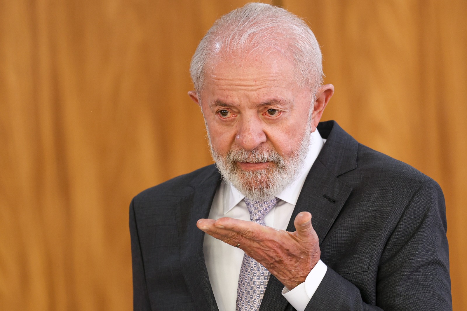 Bancada do PT busca pautas populares para melhorar a popularidade de Lula visando reeleição em 2026