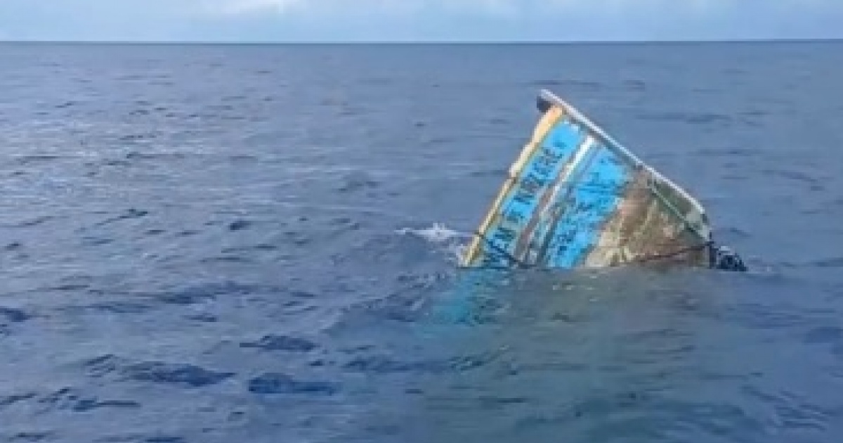 Barco naufragado em Porto Seguro é recuperado após resgate dramático de pescadores